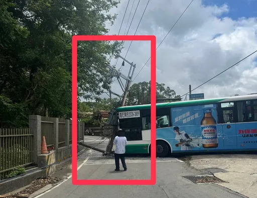 忘拉手煞車！林口公車「自己滑」撞斷電線桿　車頭撞爛幸無人傷