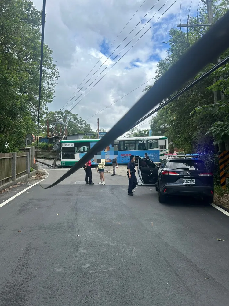 燈桿被撞倒後，電線也垂落地面，影響附近通行。翻攝畫面