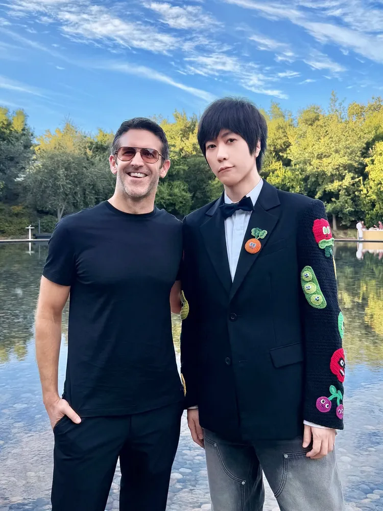 阿信（右）穿著水果圖案的西裝現身蘋果晚宴，和剛走馬上任的蘋果CEO John Ternus相見歡。翻攝阿信臉書