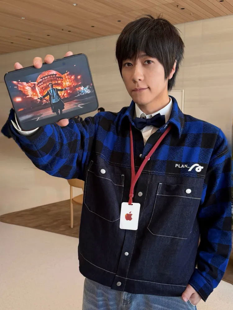 阿信秀出蘋果首款摺疊手機iPhone Duo。翻攝阿信臉書