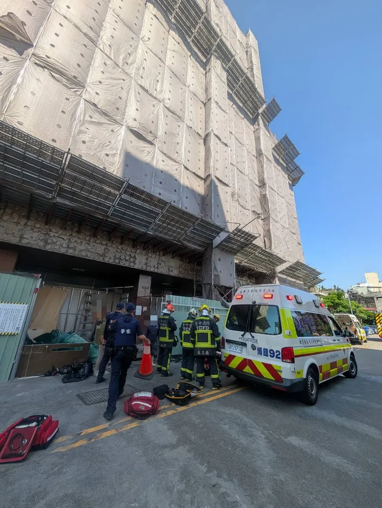 不幸死亡的工人被上方掉落的營建廢棄物砸中。民眾提供