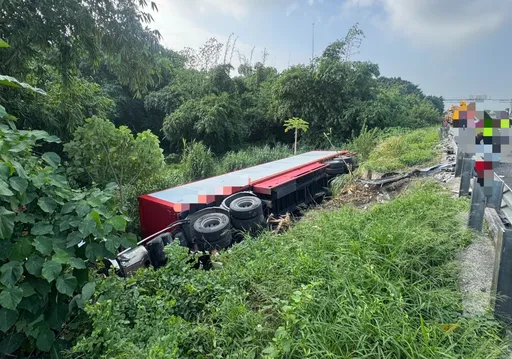 國道1號斗南段聯結車撞出護欄側翻！橫躺邊坡　幸無人受傷