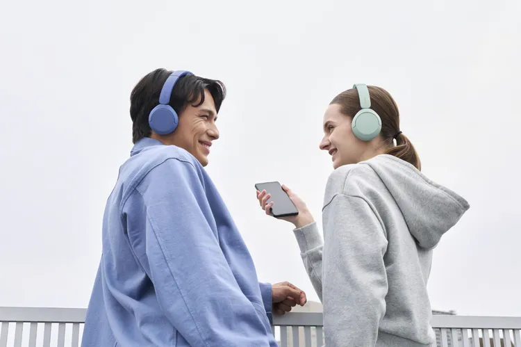 Sony入門款無線藍牙耳罩式耳機WH-CH530機身僅重147克，提供黑、白、寶石藍、活力紅、粉紅及薄荷綠共6種顏色，續航力最長可達55小時。Sony提供