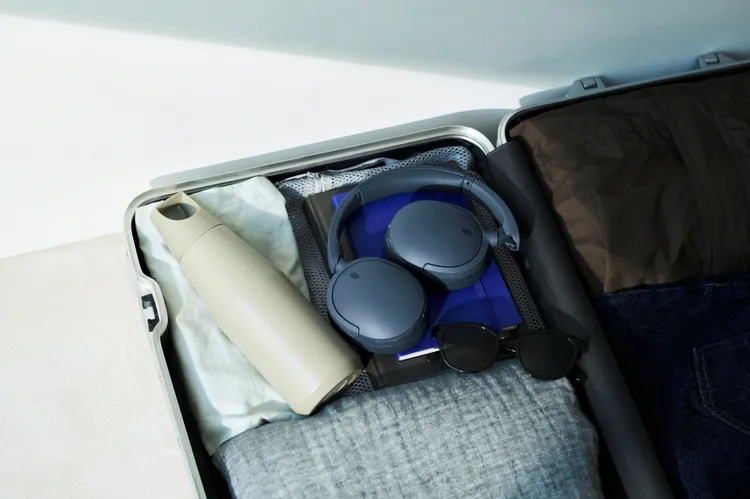 Sony中階無線藍牙降噪耳機WH-CH730N支援雙噪訊感測技術，關閉降噪時最長可連續播放75小時，輕巧可折疊設計也方便外出攜帶。Sony提供