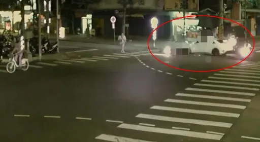 驚悚片！賓士闖紅燈撞飛騎士　路人穿越馬路也險遭捲入