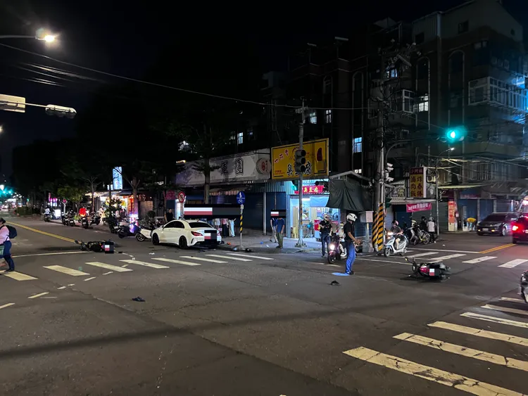 騎士遭撞飛。翻攝畫面
