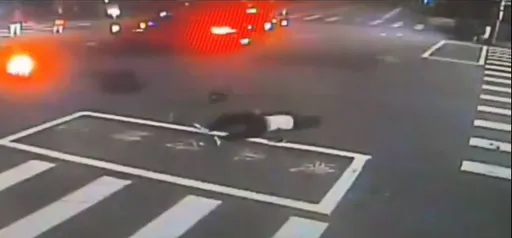台中聯結車載大型槽體勾落電線　騎士絆倒摔車被揪出酒駕