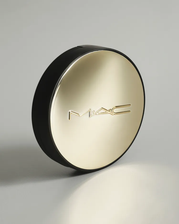 M.A.C超持妝奢緞氣墊精華2150元、氣墊粉蕊1600元。品牌提供