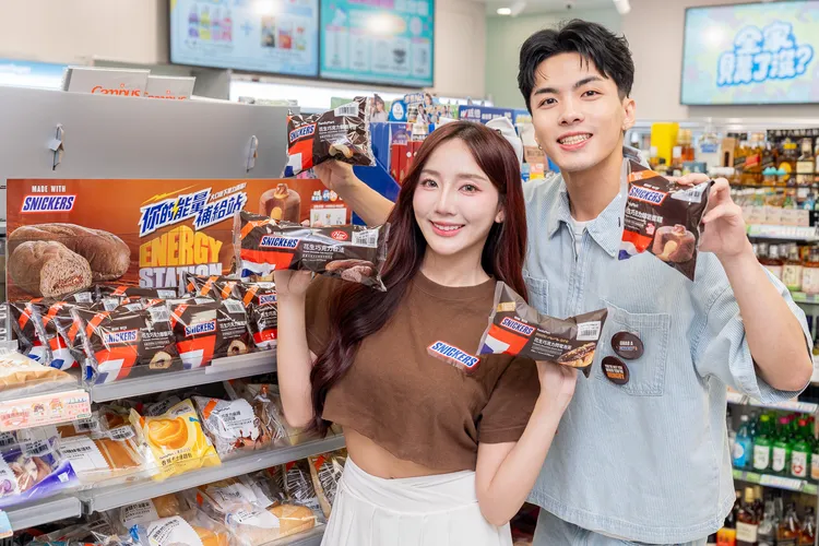 「全家」made with SNICKERS®聯名甜點新品，濃郁酥脆口感為每日能量充值。業者提供