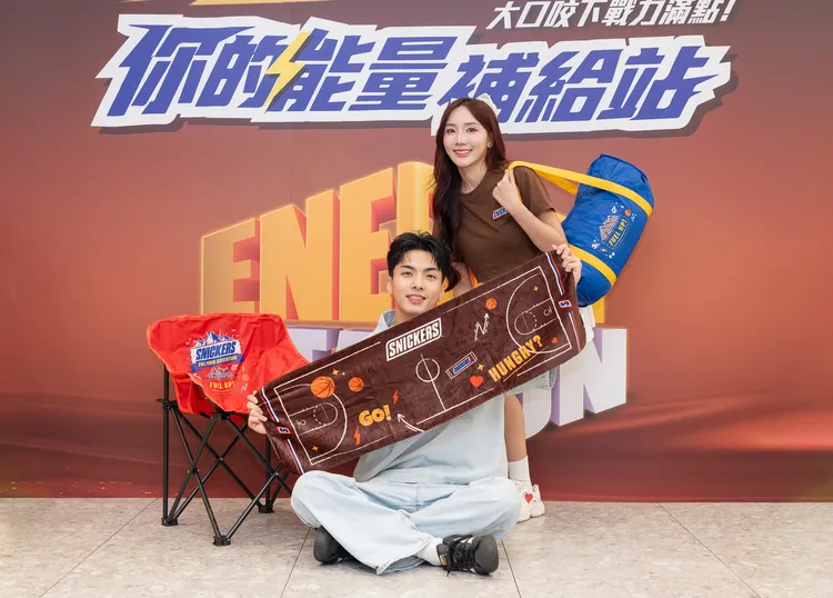 SNICKERS® 即日起至10/27限時集章活動開跑，多重潮流裝備集章免費換。業者提供