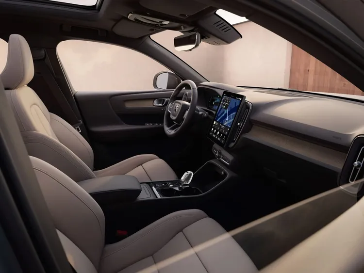 XC40座艙換上11.2吋中央觸控螢幕，並導入最新資訊娛樂系統與Google Gemini AI語音助理，科技配備進一步升級。原廠照片