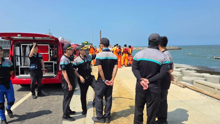 警消出動找人，空勤直升機在離岸邊200公尺海域找到，但已經明顯死亡。民眾提供