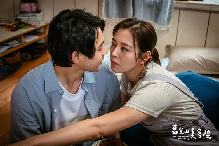 劉品言（右）演出與老公連晨翔定情作《舊金山美容院》很搶眼。資料照片