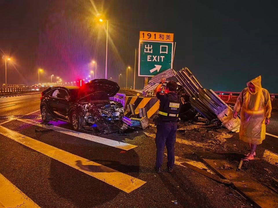 汽車自撞國道3號槽化島!車門上鎖車窗未破 駕駛離奇墜落平面道路不治
