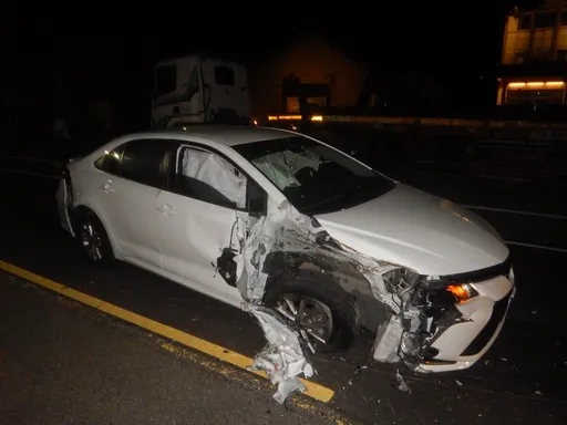 轎車自撞路邊聯結車　台中男車內搜出毒品！唾液快篩結果曝