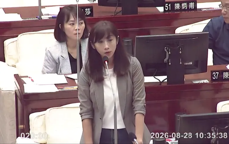 民進黨籍台北市議員許淑華8月28日在台北市議會，質詢台北市長蔣萬安。許淑華臉書