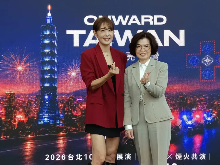 台北101董事長賈永婕(圖左)預告觀景台明年第一季將大變身，新計畫將讓觀景台「耳目一新」。圖右為台北101總經理朱麗文。許麗珍攝