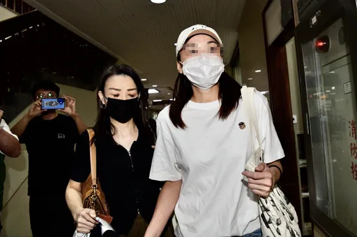 龔益霆性侵案開庭　被害江姓女藝人穿白Ｔ棒球帽現身