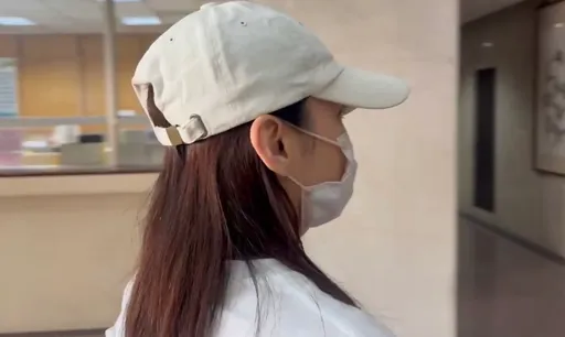 龔益霆性侵案開庭　被害江姓女藝人穿白Ｔ棒球帽現身