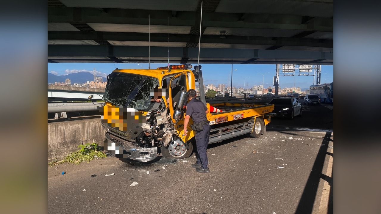 拖吊車永安大橋自撞 車頭全毀、駕駛左腳骨折送醫