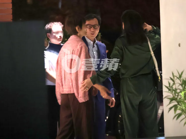 富邦集團董事長蔡明忠（中）與夫人陳藹玲，送珠寶設計師Cindy Chao到門口。特勤中心攝