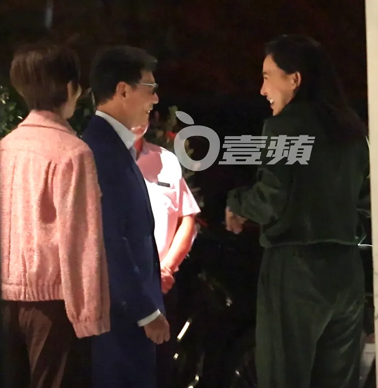 珠寶設計師Cindy Chao（右起）與富邦集團董事長蔡明忠、夫人陳藹玲道別。特勤中心攝