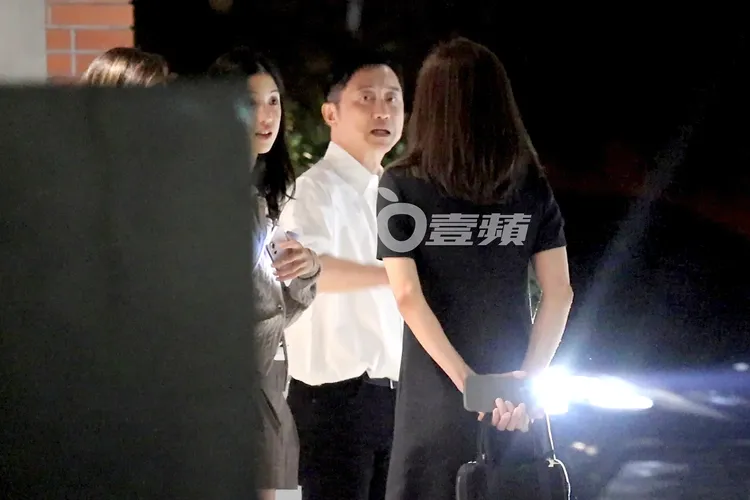 庾澄慶（中）和老婆張嘉欣（右）跟友人一起上保母車離場。特勤中心攝