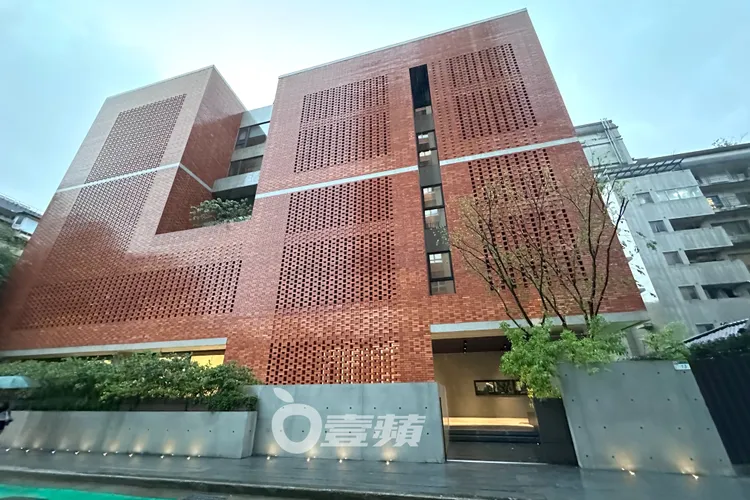 富邦招待所位於銅山街的富邦藝術基金會，以傳統窯燒紅磚外牆聞名。特勤中心攝