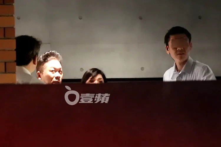 凌晨12點半，大部分賓客已離場，卜學亮（左）跟張清芳一起走出招待所，尋找保母車。特勤中心攝