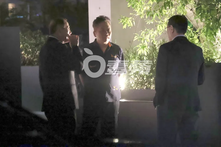 警政署前署長王卓鈞（右起）和卜學亮及友人在招待所外聊天。特勤中心攝