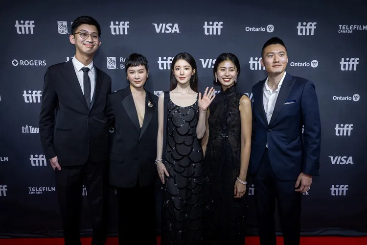 監製苗華川（左起）、導演阮鳳儀、演員舒華、演員陳璇、監製張林翰出席多倫多影展。水花電影提供