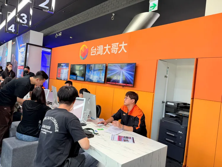 iPhone 18 Pro系列今（18）日正式開賣，台灣大哥大門市迎來預約取機及申辦新機的果粉。