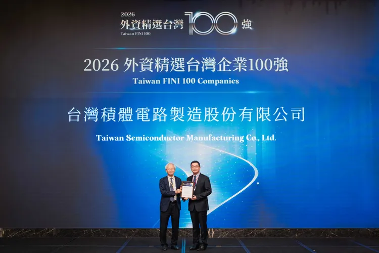 今年百強榜單大洗牌，66家企業新進榜，連續3年穩定入榜者僅12家，且全數為科技業，圖為台積電獲獎。主辦單位提供