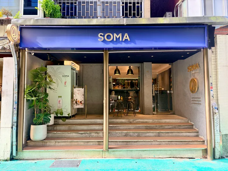 SOMA 敦化創始店以 if 椰子水聯名設計包裝店內販賣機。業者提供
