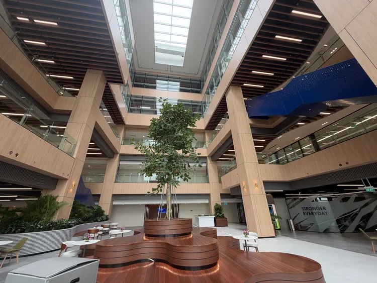 VSMC廠內挑高交誼廳導入自然採光及大型植栽，打造綠意休憩環境。呂承哲攝