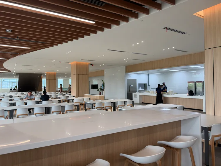 VSMC員工餐廳提供多元餐點。呂承哲攝