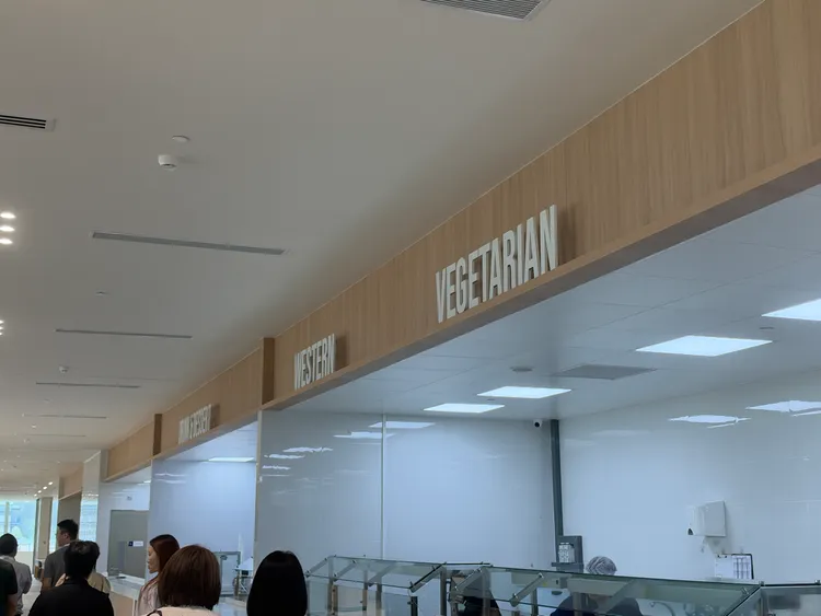 VSMC員工餐廳提供多元餐點。呂承哲攝