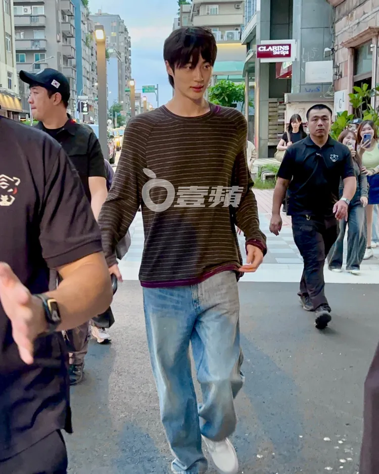 韓國男神邊佑錫微服出巡東區商圈逛街。特勤中心攝