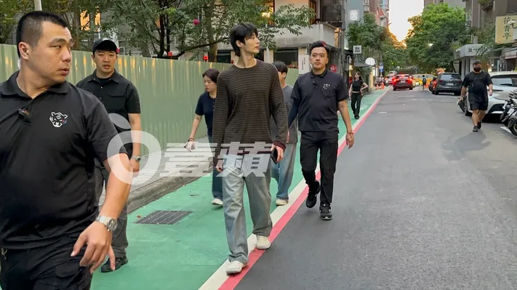邊佑錫毫無遮掩的走在東區街頭，十分親民。特勤中心攝