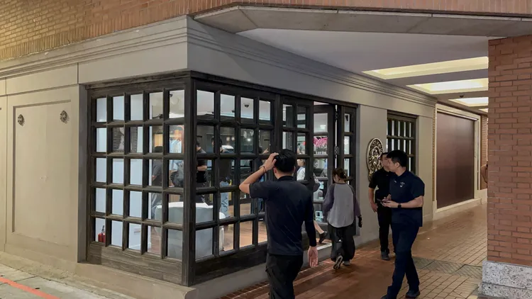 韓國男神邊佑錫降臨中山商圈的「克羅心Chrome Hearts」分店，大批工作人員在外頭等候。特勤中心攝
