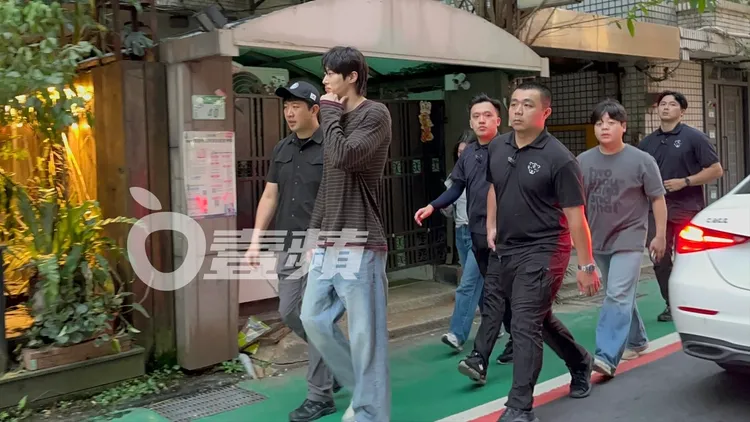 邊佑錫走在東區街頭，左右觀看街頭店家。特勤中心攝