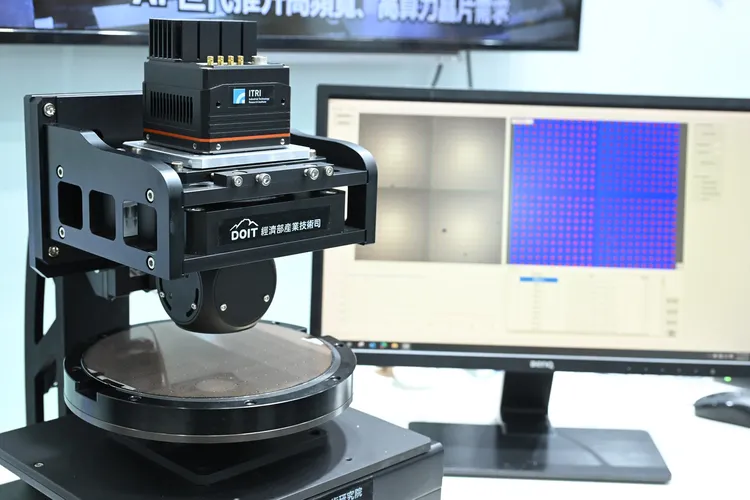 工研院開發出「半導體晶圓3D形貌檢測技術」，打造國內首台陣列式干涉掃描模組，檢測效率提升至傳統設備的4倍，量測精度可達10nm，使先進封裝檢測更快、更準，協助國內業者開發自主先進封裝檢測設備，並應用於CoPoS等製程驗證。工研院提供