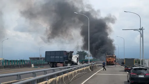 台78線快速道路驚傳車禍　聯結車起火燃燒、3人受傷