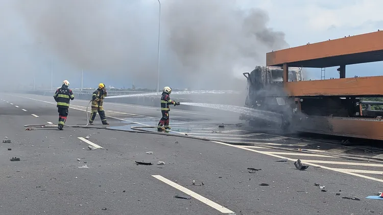 聯結車撞擊後火燒車，消防員佈線滅火，駕駛左腿骨折還有燒燙傷。民眾提供