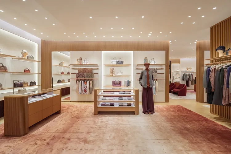 Loro Piana SOGO台北復興館精品店女士配件區。品牌提供