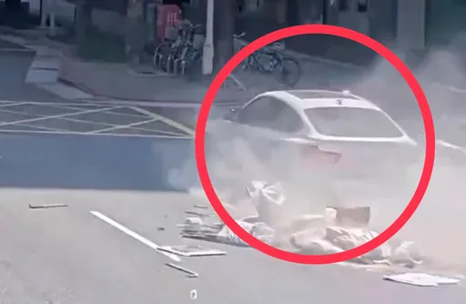 太扯！BMW先撞建築廢料再連掃12機車+Ubike　駕駛下車看2分鐘「直接落跑」