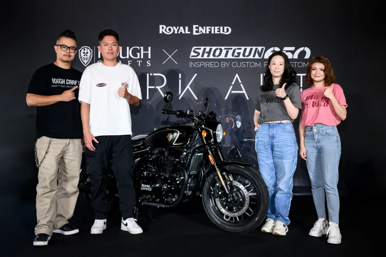 台灣唯一的Shotgun 650 x Rough Crafts特仕版為全球限量編號53/100，Royal Enfield品牌代表、Winston與車主許先生合影。業者提供