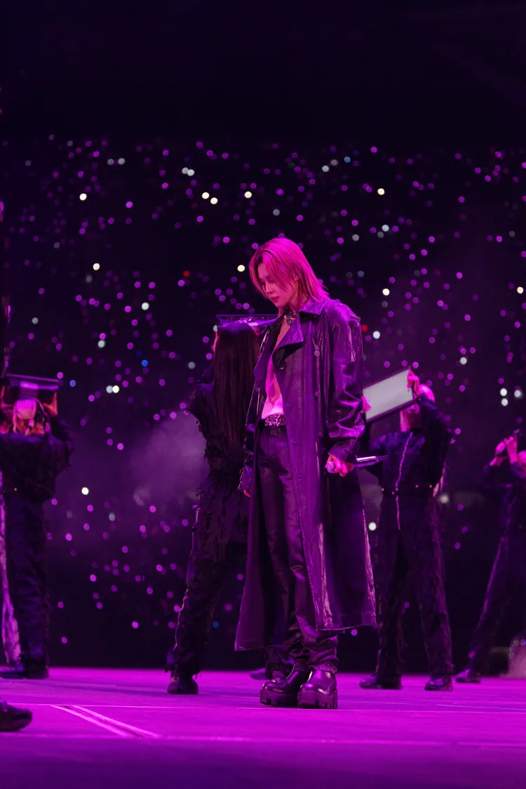 Jimin選穿塗層丹寧長版風衣搭配直筒長褲。BIGHIT MUSIC提供