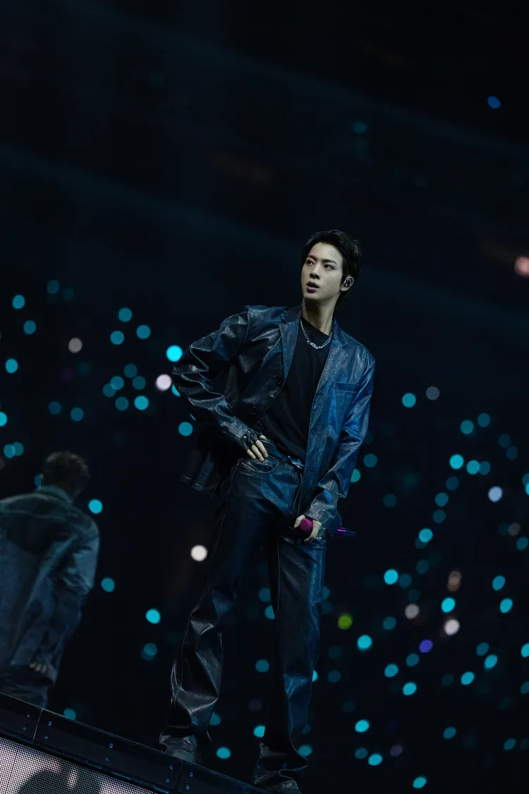 Jin以黑色寬版皮革西裝配上皮革長褲，全黑風格相當帥氣。BIGHIT MUSIC提供