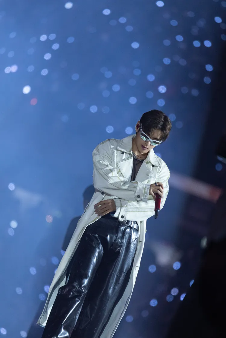 V選擇米白色塗層丹寧風衣配上長褲。BIGHIT MUSIC提供